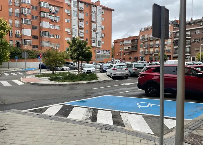 A 4 min andando del metro 3 habitaciones con baño privado